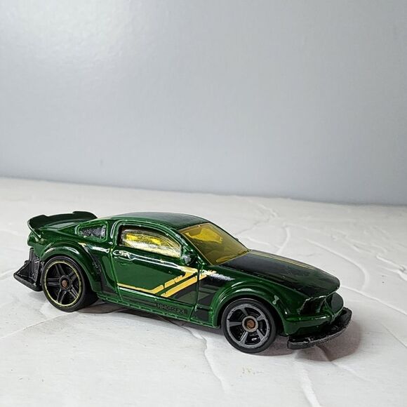 2005 FORD MUSTANG Green yellow  DREAM GARAGE 2015 Hot Wheels - Picture 1 of 5